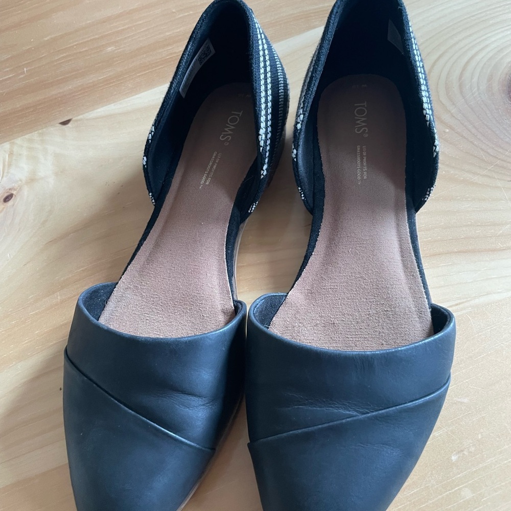 Toms Black Flats with design on heel